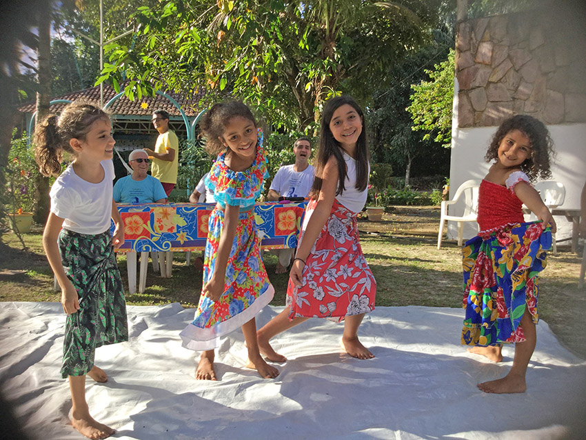 Crianças dançando Carimbó em homenagem ao M. Monteiro. 
Foto: Galdino Mota