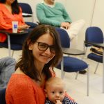 Daniele Nitschke (diretora adjunta de 2014-2017) e seu filho Bento acompanham a Assembleia Geral Ordinária da Novo Encanto, em 16/12/2017. Foto: Michela Brigida.